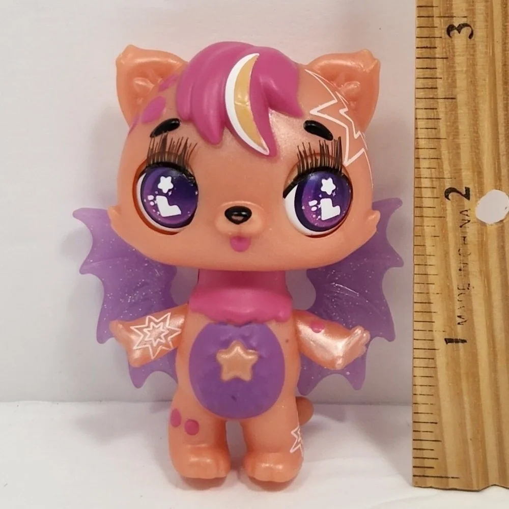 Hatchimals Glow Up 3-Inch‎ Magic Dusk - with glow in the dark wings